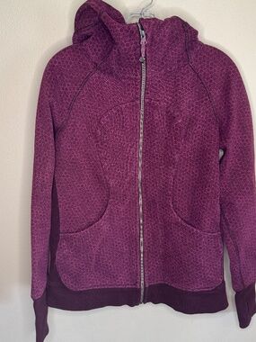 lululemon Scuba Hoodie in a patterned burgundy and raspberry color. Size 10